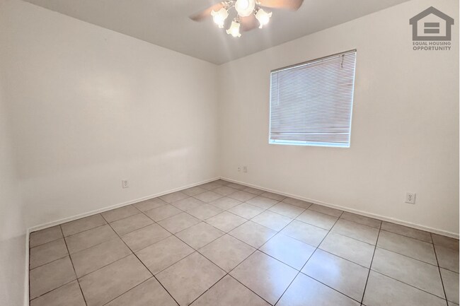 Building Photo - 2 Bed/1 bath Downstairs Apartment at 40th St/Bell Rd