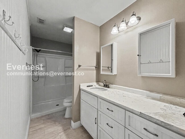 Building Photo - 3 Bed/2 Bath Home with Fenced Yard & Garage / Available Now!