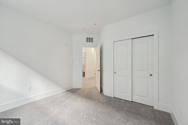 Building Photo - 2506 W Peninsula Dr