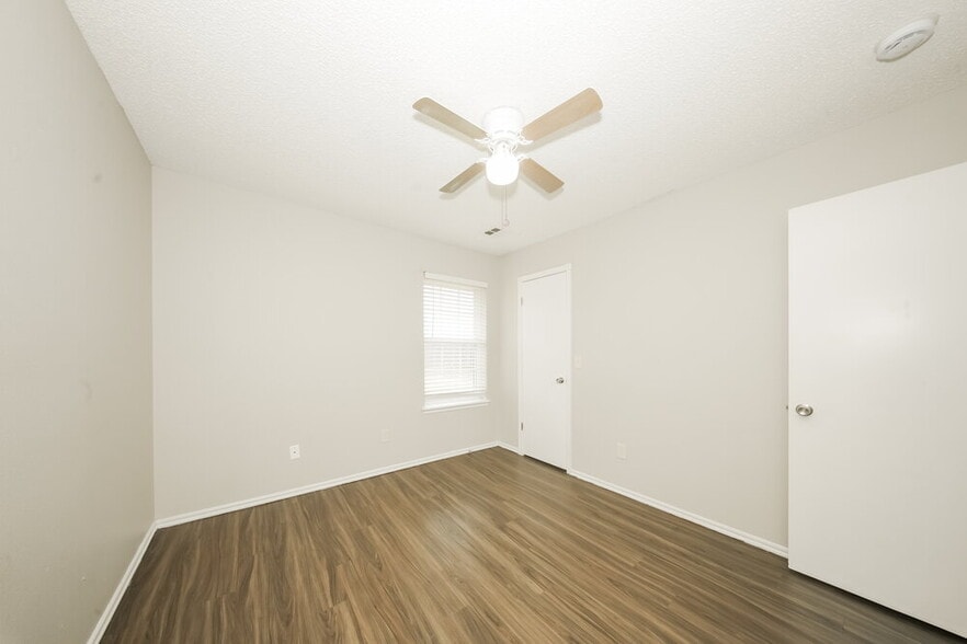 Building Photo - 5421 Sudbury Ln