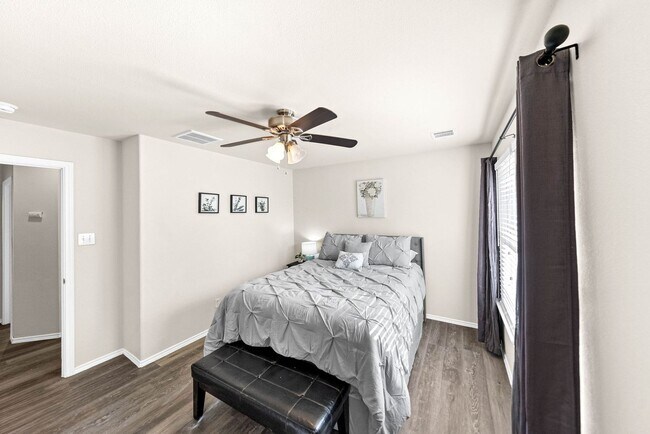 Building Photo - Downtown Home within Minutes from the Riverwalk & Alamodome ~ Large Corner Lot!