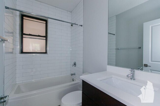 Building Photo - 2 bedroom in Chicago IL 60657
