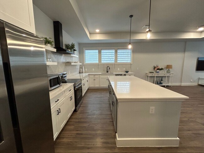 Building Photo - 2BED / 1BATH Condo/Townhome For Lease! Available NOW!