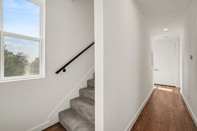 Building Photo - 910 W 19th St