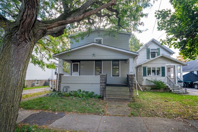 Primary Photo - Spacious 4-Bed, 2.5-Bath Single-Family Hom...