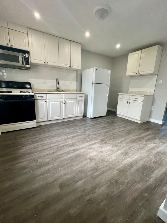 Building Photo - Renovated 4-Bedroom Townhome in Germantown...