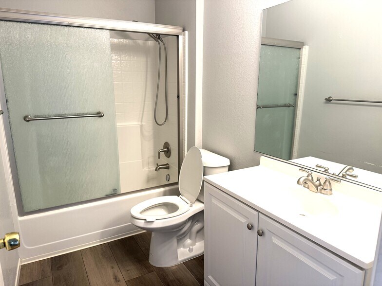 Building Photo - 10885 Walnut St