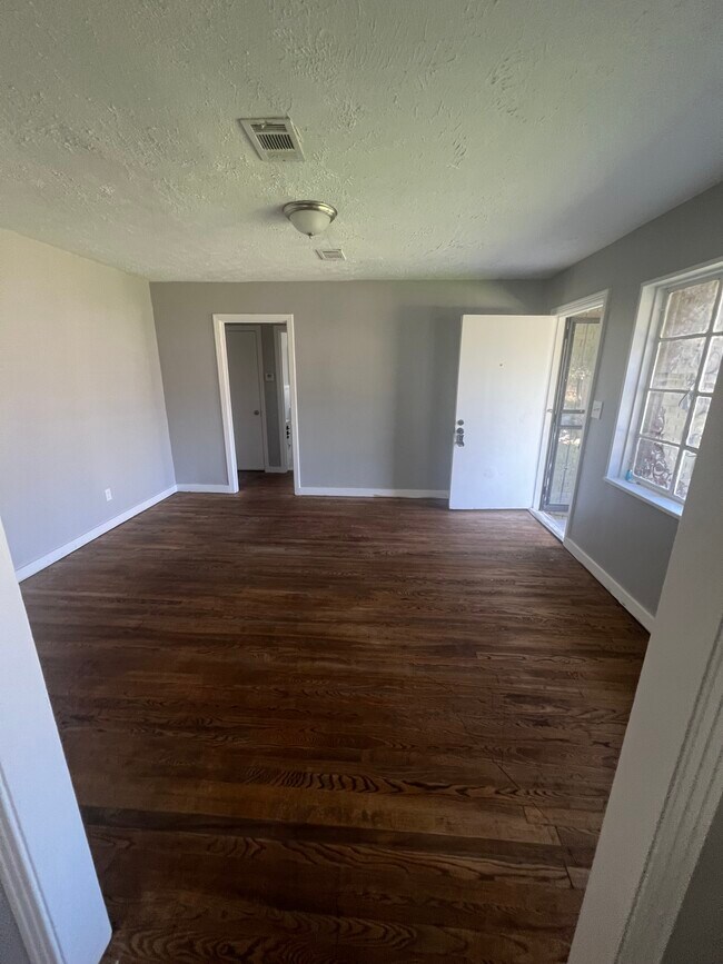 Building Photo - 2255 W Ridgeway St