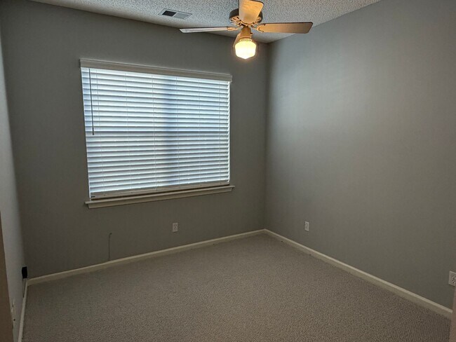 Building Photo - Beautiful Home in Sun City - Freshly Painted, New Flooring!