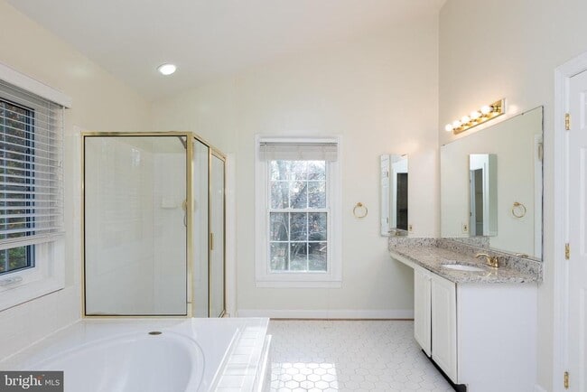 Building Photo - 14209 Floral Park Dr