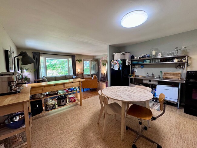Building Photo - Charming Ranch in Carrboro with Beautiful ...