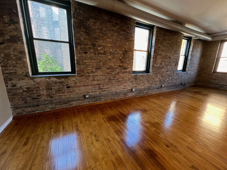 Building Photo - 515 N Noble St