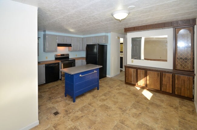 Building Photo - 3bd 2 ba - Mobile Home