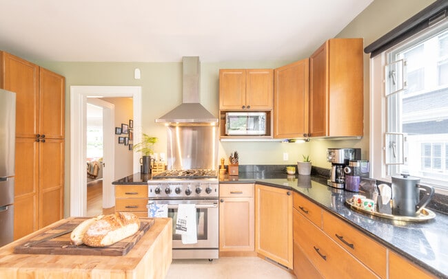 Building Photo - 1942 Boyer Ave E