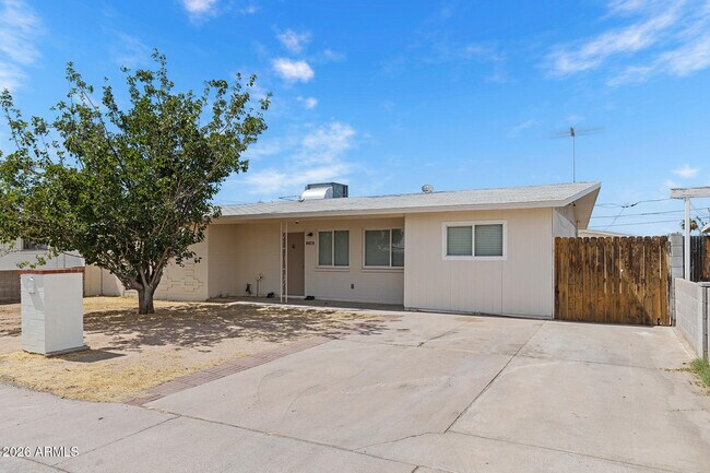 Building Photo - 2246 W Sierra St