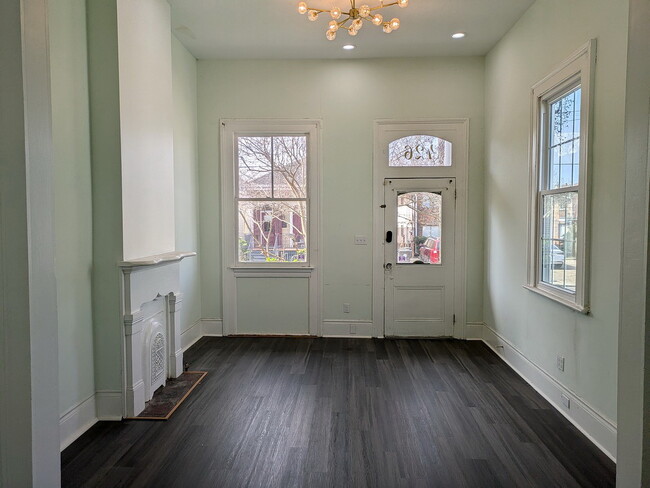 Living room with high ceiling and plenty of light - 426 Elmira Ave