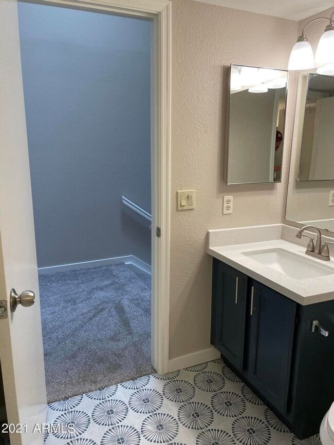 Building Photo - Remodeled 2 bed/1.5 bath townhome in the s...