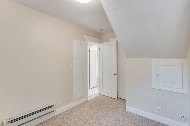 Building Photo - 332 Waverley St