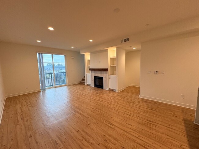 Building Photo - 2 Bed, 2.5 Bath in Anaheim!