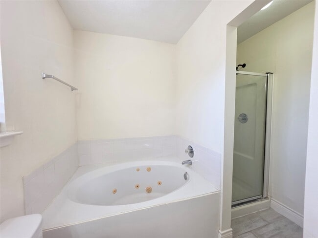 Building Photo - 8126 Golf Green Cir