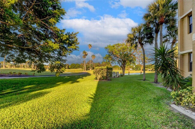 Building Photo - 16175 Golf Club Rd