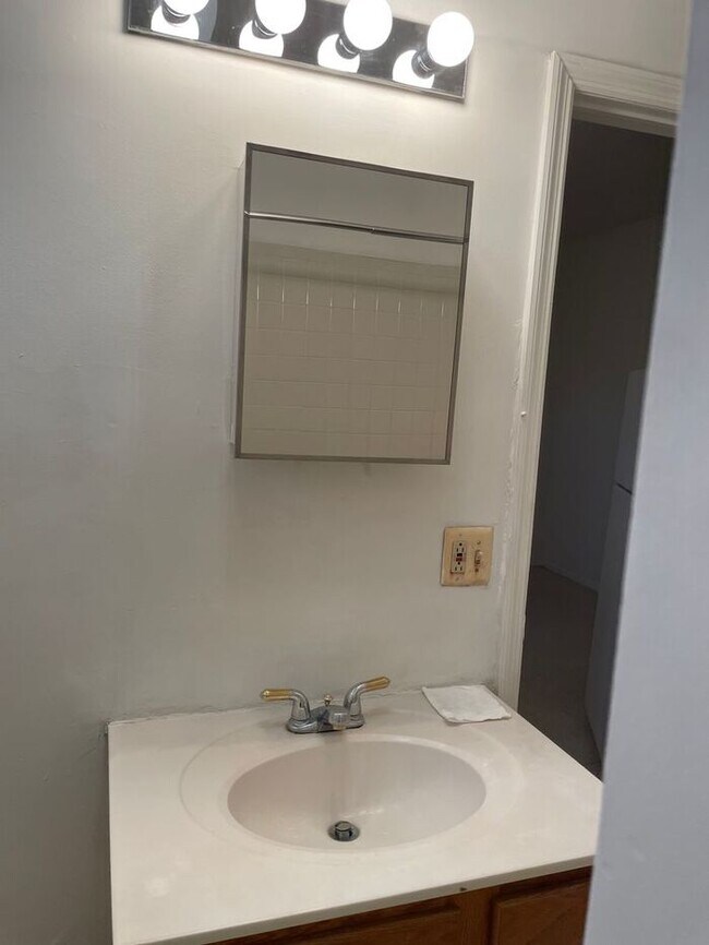 Building Photo - 3 Bedroom Apartment w Free Heat
