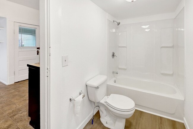 Building Photo - $1,000 Grocery Store Gift Card! 4 Bedroom, 1 bathroom Home in the York neighborhood for Rent!