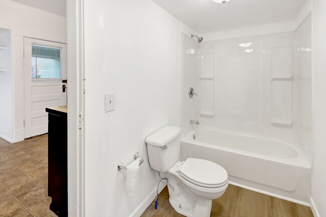 Building Photo - 4 Bedroom, 1 Bathroom Home in the York Neighborhood for Rent!