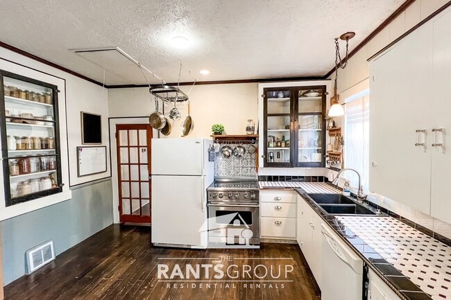 Building Photo - Charming historical home in Tenino!