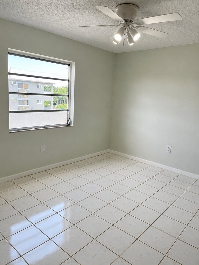 Building Photo - 6090 W Flagler St