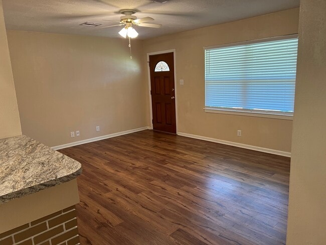 Building Photo - 110 Oleander St