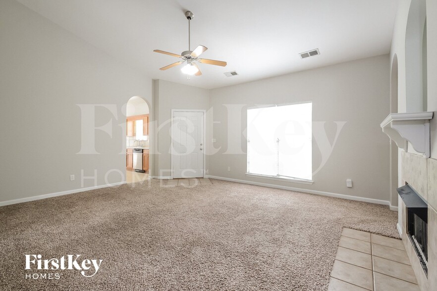 Building Photo - 4872 Longmeadow Dr