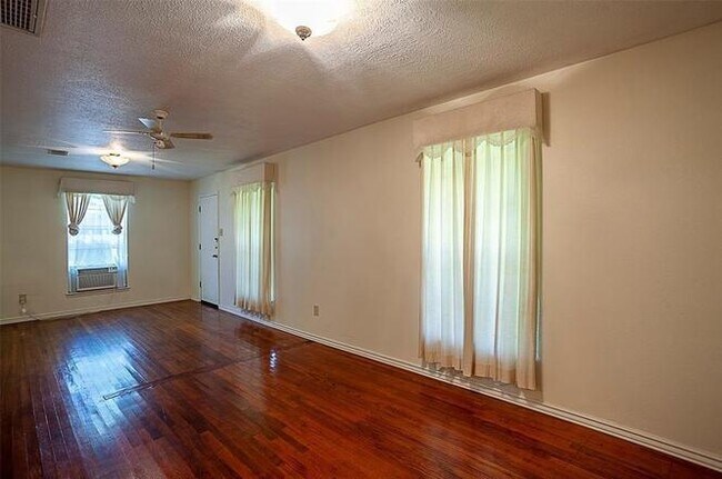 Building Photo - Beaumont 25th