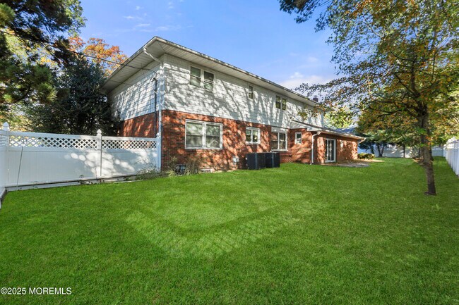 Building Photo - 601 Duchess Ct