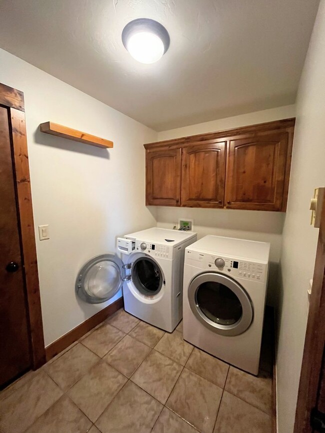 Building Photo - Charming Home with Open Floor Plan & Pet-Friendly Yard – Prime Location!