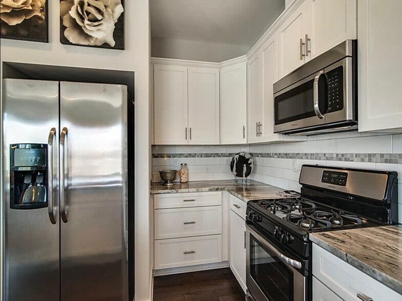 Kitchen with stainless steel appliances - 710 Buchanan St