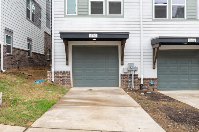 Building Photo - 570 W End Dr