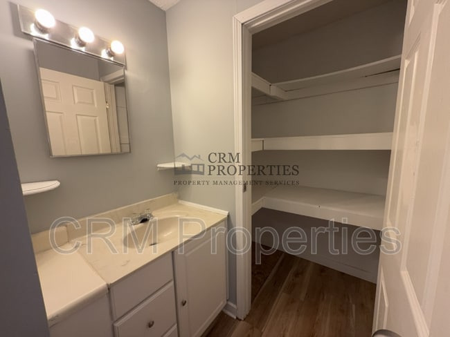 Building Photo - 1528 E Gimber St