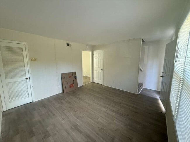 Building Photo - 618 Eastview Ct