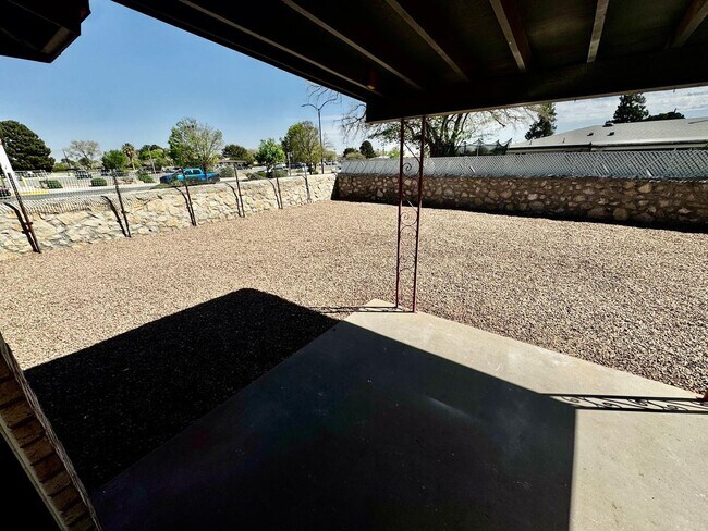 Building Photo - 8636 Mettler Dr