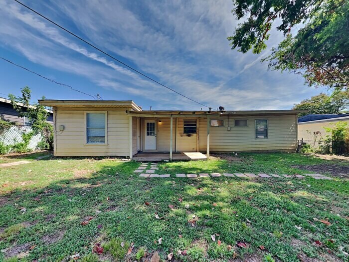 Building Photo - 2126 Ridgeway St