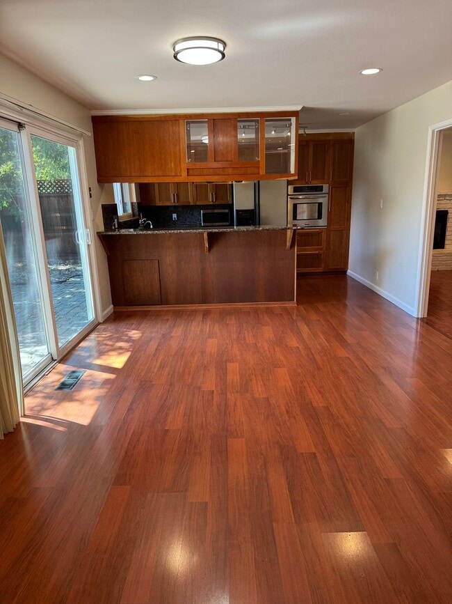 Building Photo - Charming 3 Bedroom / 2 Bathroom Home