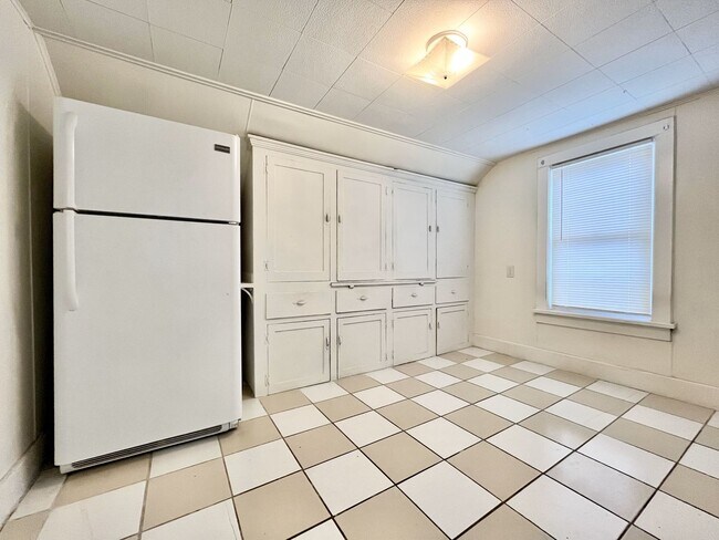 Building Photo - 2130 Bourdon St