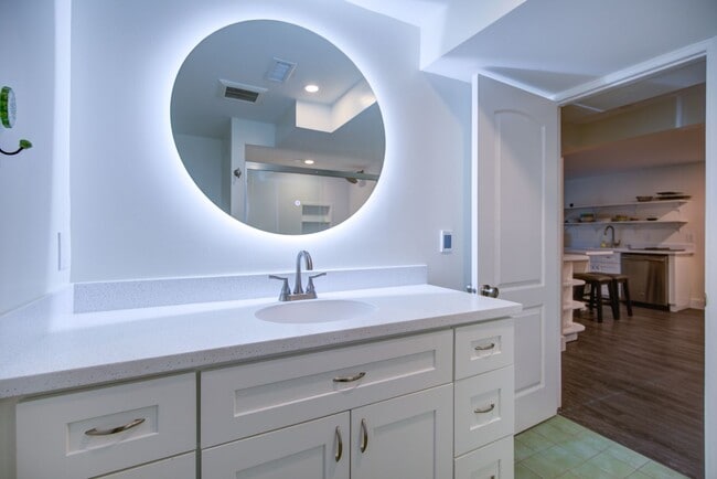 Building Photo - Single Apartment (brand new)