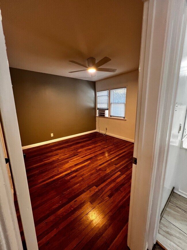 Building Photo - 3880 Roble Vista Dr