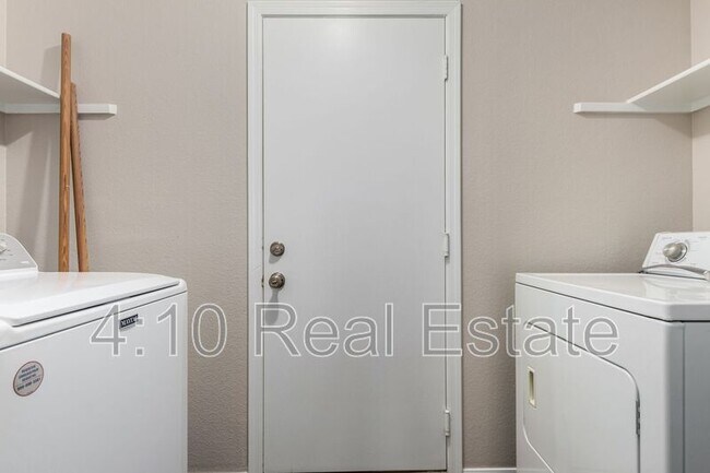Building Photo - 2085 W Harbour Dr