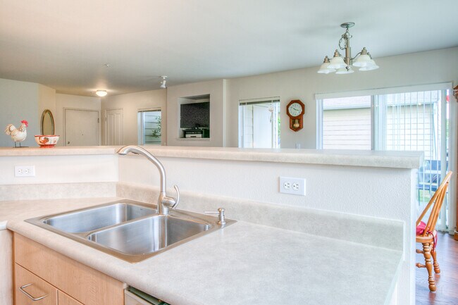 Building Photo - Beautiful 3 Bedroom Bordeaux Condo with 2 ...
