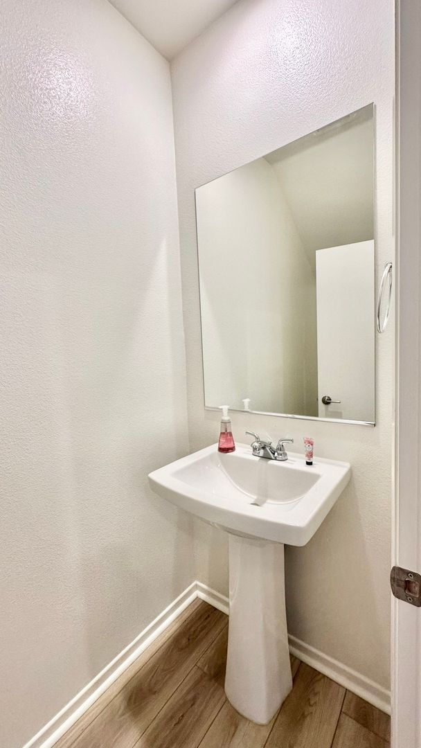 Building Photo - Beautiful, Newer Construction Home in Desi...
