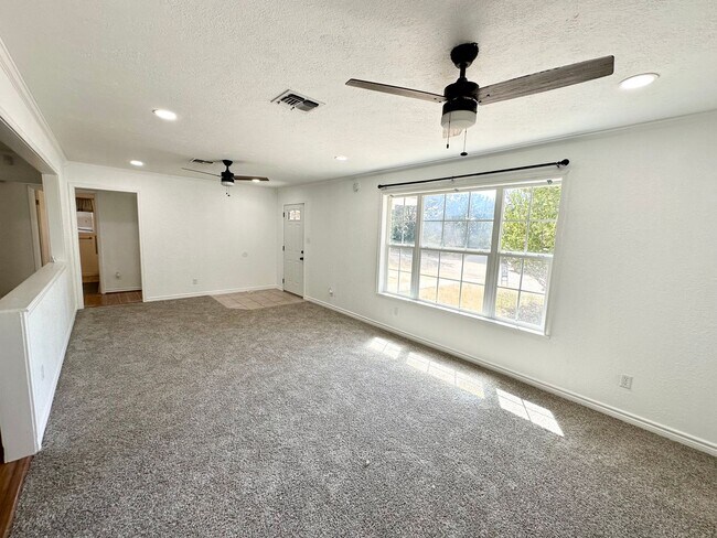 Building Photo - Valley Mills - Quiet Street 3/1 with detached 2 car garage