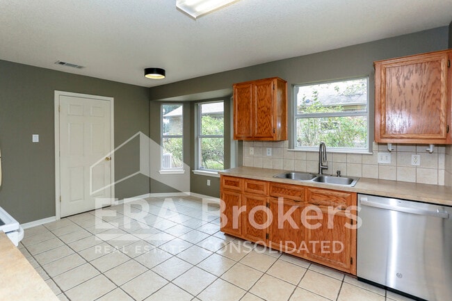 Building Photo - 2802 Southwood Dr